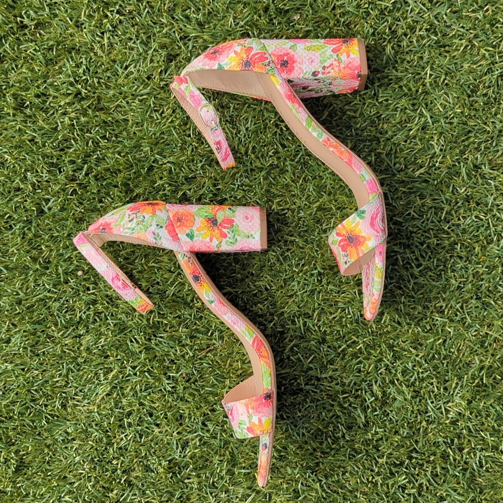 Kelly and Katie Hailee Size 8M Block Heel Sandals